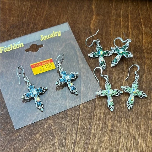 NWT Dark Green Crystal Cross Dangle Earrings - Picture 2 of 2